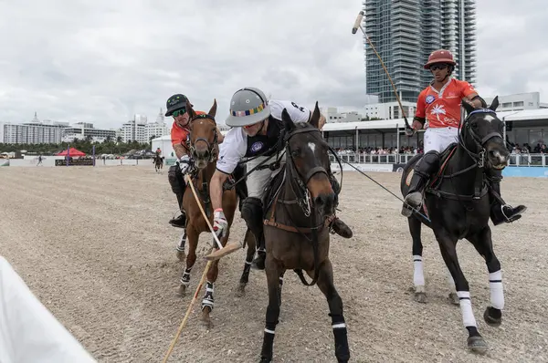 Miami Plajı, ABD-17 Kasım. 2024: Polo oyuncuları Dünya Polo Ligi Plajı 'nda oynuyorlar. Miami Beach, FL 'deki atların polo oyuncuları.