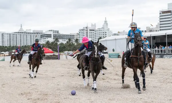Miami Plajı, ABD-17 Kasım. 2024: Polo oyuncuları Dünya Polo Ligi Plajı 'nda oynuyorlar. Miami Beach, FL 'deki atların polo oyuncuları.