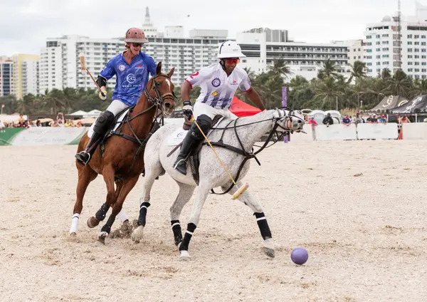 Miami Plajı, ABD-17 Kasım. 2024: Polo oyuncuları Dünya Polo Ligi Plajı 'nda oynuyorlar. Miami Beach, FL 'deki atların polo oyuncuları.
