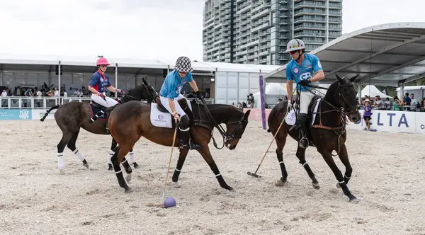 Miami Plajı, ABD-17 Kasım. 2024: Polo oyuncuları Dünya Polo Ligi Plajı 'nda oynuyorlar. Miami Beach, FL 'deki atların polo oyuncuları.