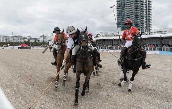 Miami Plajı, ABD-17 Kasım. 2024: Polo oyuncuları Dünya Polo Ligi Plajı 'nda oynuyorlar. Miami Beach, FL 'deki atların polo oyuncuları.