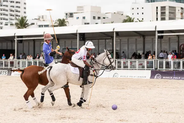 Miami Plajı, ABD-17 Kasım. 2024: Polo oyuncuları Dünya Polo Ligi Plajı 'nda oynuyorlar. Miami Beach, FL 'deki atların polo oyuncuları.