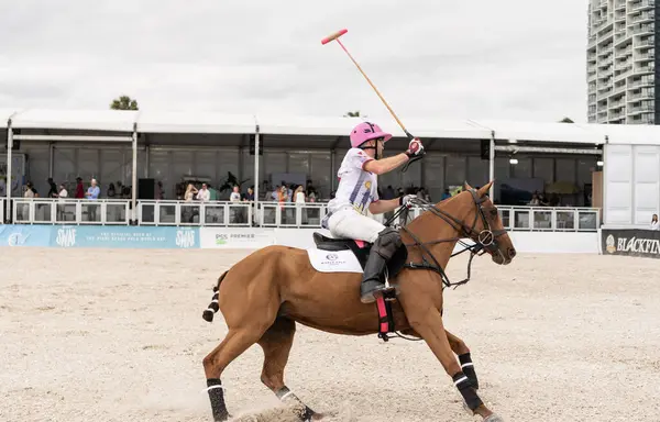 Miami Plajı, ABD-17 Kasım. 2024: Polo oyuncuları Dünya Polo Ligi Plajı 'nda oynuyorlar. Miami Beach, FL 'deki atların polo oyuncuları.