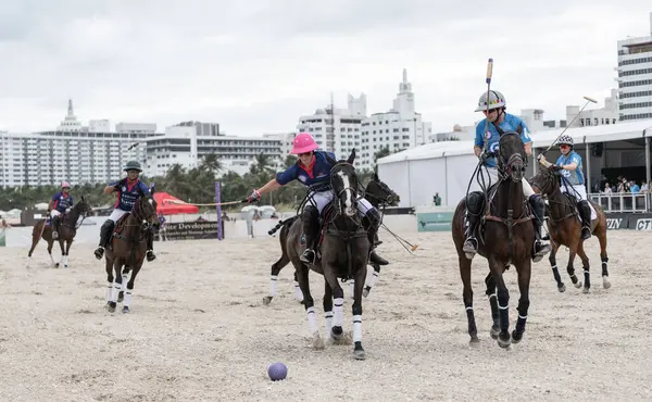 Miami Plajı, ABD-17 Kasım. 2024: Polo oyuncuları Dünya Polo Ligi Plajı 'nda oynuyorlar. Miami Beach, FL 'deki atların polo oyuncuları.