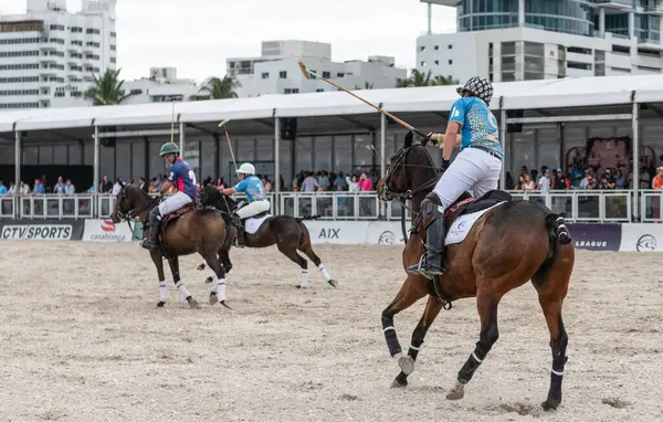 Miami Plajı, ABD-17 Kasım. 2024: Polo oyuncuları Dünya Polo Ligi Plajı 'nda oynuyorlar. Miami Beach, FL 'deki atların polo oyuncuları.