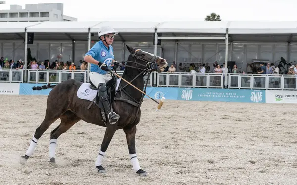 Miami Plajı, ABD-17 Kasım. 2024: Polo oyuncuları Dünya Polo Ligi Plajı 'nda oynuyorlar. Miami Beach, FL 'deki atların polo oyuncuları.