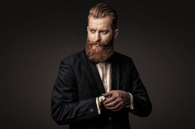 Papyonlu beyefendi toplantıya geç kaldı. Dakik adam, nöbete geç kalma zamanını kontrol ediyor. Zarif saat aksesuarı. Dakik adam gri üzerinde izole zamanı kontrol ediyor. Erkek aksesuarı. Dakiklik.