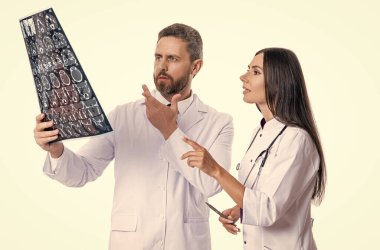 Tıbbi klinikte teşhis muayenesinde olan bir doktorla sağlık hizmeti. Doktor Radyolog MRI taramasında teşhis koydu. Doktor kaliteli sağlık hizmeti veriyor. Sağlık ve ilaç. Nörolog yönlendirmesi.