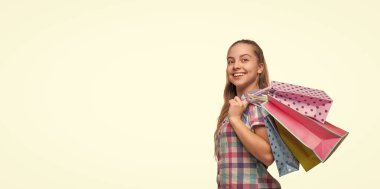 Kara Cuma alışverişi. Alışveriş yapan kız alışveriş torbasını beyazın üzerinde izole etmiş. İndirim ve indirim. Satın alma hediyesi. Büyük indirim ve alışveriş. Alışveriş merkezindeki genç kız. Alışveriş çantalı genç kız. Reklam..