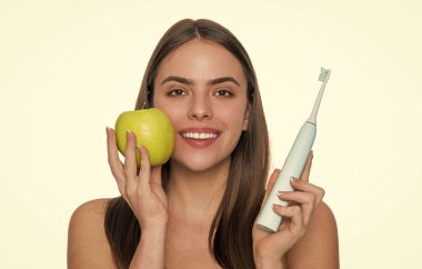 Beyaz dişler. Diş sağlığı kliniği. Elektrikli diş fırçası. Beyaz tenli dişlek kadın gülüşü. Dişlerini elektrikli diş fırçasıyla fırçalayan bir kadın. Dişlerini fırçalayan bir kız. Uzun Pil Hayatı.