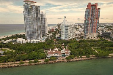Miami şehir merkezinde modern gökdelenleri olan Florida. Hava görüntüsü. Miami Plajı 'ndaki gökdelenli şehir manzarası. Skyline marina havacılık şehri manzarası. Miami güney plajının şehir manzarası. Kentsel yayılma.
