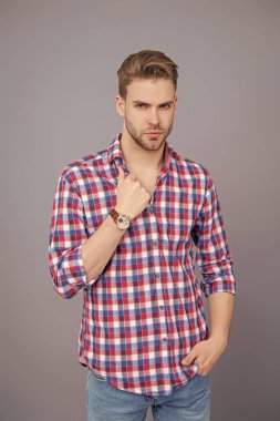 Kol saatini gösteren bir adam. Zaman dakikliği. Lüks kol saati olan adamlar. Millennial yakışıklı adam kol saatini gösteriyor. Erkekler için moda aksesuarı. Erkek moda aksesuarı. Eli kollu bir adam. Model pozu.