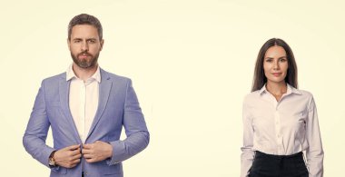 İş ortağı beyazla izole edilmiş. Takım elbiseli iki iş adamı. İş ekibi çalışması ve işbirliği. Ortaklık kavramı. Ortak takımı. Başarılı ortaklık. İş ekibi başarısı. kayda değer başarı.