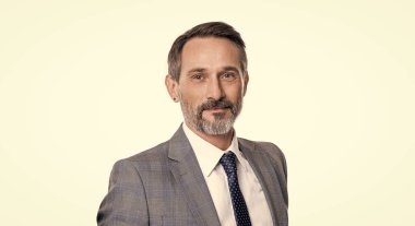 Ofis müdürü. İşadamı beyazdan izole edilmiş. Takım elbiseli bir iş adamı. Olgun iş adamı. İş adamı portresi. Başarılı bir iş. Girişimcinin başarısı.