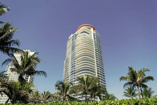 Palmiyeli gökdelen. Şehir mimarisi. Modern konut binasının mimarisi. Perspektif şehir gökdeleni. Modern gökdelen binası. Miami 'nin güney sahilindeki mimari bina.