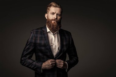 Şık takım elbiseli bir iş adamı. Resmi terzilik kıyafeti. Erkek giyim kuşamı. Bespoke takımı. Özel dikim erkek giysisi giymiş sakallı adam. Özel dikim kıyafet giyen bir iş adamı. Pankart.