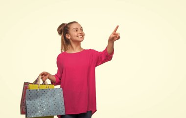 Alışveriş torbası beyaz izole edilmiş. İndirim ve indirim. Satın alma hediyesi. Büyük indirim ve alışveriş. Alışveriş merkezindeki genç kız. Alışveriş çantalı genç kız. Kara Cuma alışverişi. İşaret parmağı.