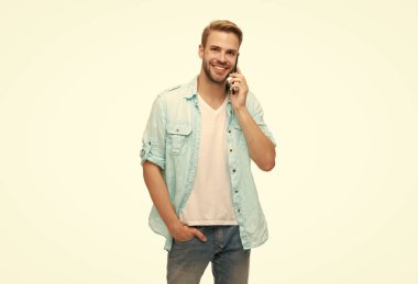 İletişim. Akıllı telefondan konuşan adam beyazda izole edilmiş. Millennial Man 'in telefon görüşmesi var. Ses bağlantısı. Adam akıllı telefonda konuşuyor. Telefon var. Mobil iletişim.