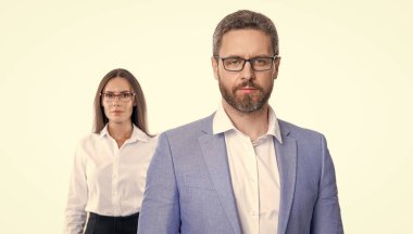 İş adamları liderliği temsil eder. İş vizyonu ve başarı. Başarı vizyonu. Takım elbiseli iş adamlarının başarılı ortaklığı. İş adamı ve kadın gözlük takıyor. Görünmez başarı.