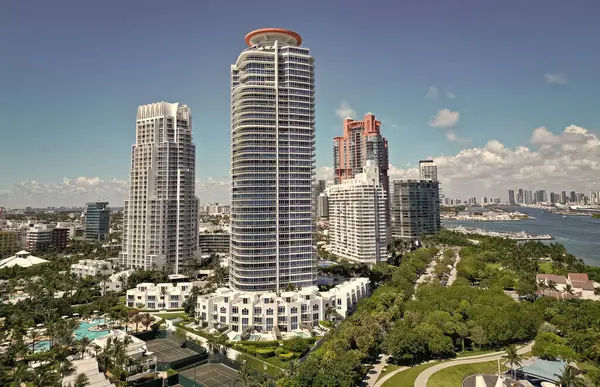 Güney sahili havacılık şehri. Şehir manzarası. Miami plajı gökdelen manzarası. Marina, Miami Beach, Florida USA 'de. Biscayne Körfezi. Lüks şehir manzaralı Miami Marina şehir merkezi. Yaz tatili. Lüks bir tatil..