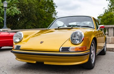 Chicago, Illinois - 29 Eylül 2024 1972 Porsche 911T Coupe sokağa park etti. altın metalik 1972 Porsche 911T Coupe.