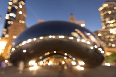 Bulut Kapısı tarihi noktayı kaldırdı. Milenyum Parkı, ünlü Bulut Kapısı heykeli, bulanık manzaralı. Fasulye heykeli. Bulanık gece şehri manzarası. Chicago Milenyum Şehir Parkı. Bulanık ve odaksız.