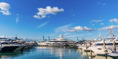 Lüks marina. Sefer teknesi denizde yüzüyor. Tekne turizmi. Deniz marinası. Lüks yat marinası. Lüks bir yat limanında. Güneşli bir gün. Denizdeki sürat teknesi. Yaz tatili.