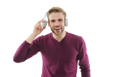 Beyazlara izole edilmiş kulaklıkla müzik dinleyen bir adam. Modern milenyum insan yaşam tarzı. Müzik tarzı. Sesi dinle. Milenyum insanı yaşam tarzı. Yaşam tarzı ve müzik. Çok yüksek..
