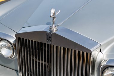 Chicago, Illinois, ABD - 08 Eylül 2024 Rolls Royce Silver Shadow klasik aracı. Retro araba. Lüks Rolls Royce Silver Shadow arabası. Chicago 'da Rolls Royce Gümüş Gölgesi