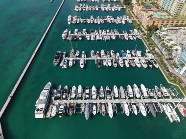 Yaz tatili. Lüks Güney Sahili marinası. Lüks bir yat. Miami güney sahili manzaralı. Yat kulübü. Marina Miami, Florida 'da. Özel rıhtım. Lüks yatı olan Güney Point Miami marinası. Dolu marina..