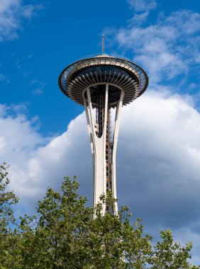 Seattle, Washington, ABD - 26 Temmuz 2024: Modern Seattle mimari simgesi. Uzay iğnesinin mimarisi. Seattle ve Space Needle kulesi. Gökyüzü kadar yüksek mimari simgesi. Seattle dönüm noktası.