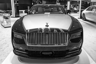 New York City, ABD - 27 Mart 2024: Rolls Royce Spectre New York Uluslararası Otomobil Fuarı 'nda lüks araba, ön manzara.