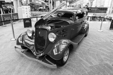 New York City, ABD - 27 Mart 2024: 1933 Ford Sedan Tudor klasik araba rengi New York Uluslararası Otomobil Fuarı, köşe manzarası.