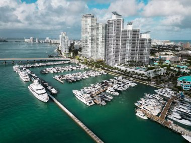 Yaz tatili. Lüks Güney Sahili marinası. Lüks bir yat. Miami güney sahili manzaralı. Yat kulübü. Marina Miami, Florida 'da. Biscayne Körfezi. Lüks yatı olan Miami marinası. Marina limanı.
