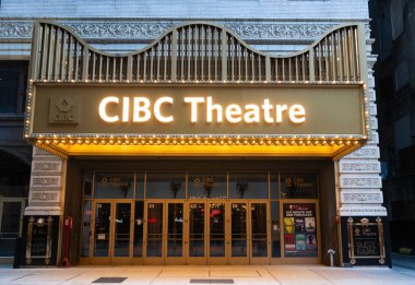 Chicago, Illinois, ABD - 22 Ekim 2024: Chicago 'nun boş caddesi. CIBC Tiyatrosu. Şehir merkezinde sanat eserleri sergileyen CIBC tiyatro ışığı girişi. Chicago 'daki CIBC Tiyatrosu.