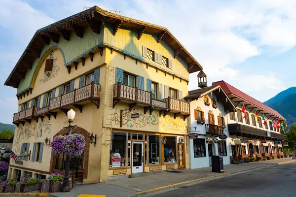 Leavenworth, Washington, ABD - 22 Temmuz 2024: Bavyera köyü Leavenworth, Washington 'da sokakta temalı kaldırım dükkânı var. Eski kasabadaki manzaralı Bavyera binası. Bavyera Köyü.