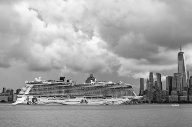 New York, ABD - 11 Temmuz 2023: New York 'ta Manhattan' ın yanında Norveçli Neşe Yelkenlisi yolcu gemisi. New York Manhattan 'ın Skyline' ı Hudson Nehri yolcu gemisi NCL 'de seyrediyor..