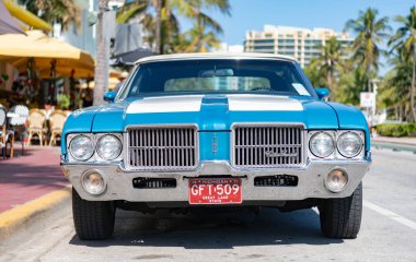 Miami, Florida, ABD - 06 Aralık 2024: Oldsmobile Cutlass Supreme 442 retro car. Oldsmobile Cutlass Supreme 'in eski arabası. Araba Oldsmobile Cutlass dışarı park etmiş. Oldsmobile Cutlass, ön manzara.