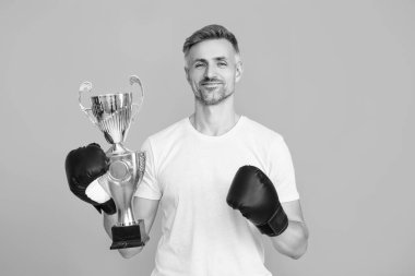 Erkek sporcu boksör şampiyonluk kupasını mavi renkte izole edilmiş boks sporunda kazandı..