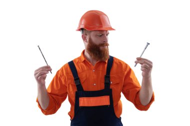 Sakallı marangoz çivi tutar. Marangoz, beyaz çiviyle tamir ediyor. Tamirci. Adam çekiç çivisi tutuyor. Marangozluk tamir ve çekiç. Tamircinin çivisi var..