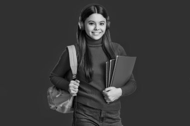 Bilgi toplama günü. Eğitimi kabul et. Genç kız öğrenci kırmızıyı izole etti. 1 Eylül. Lise eğitimi. Eearning yoluyla bilgi. Genç kız çalışma kitabını tutuyor. Okula dönelim. Elektronik çalışma materyalleri.