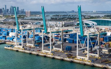 Miami, Florida - 12 Şubat 2025: nakliye konteynırı, deniz. Kargo konteynırlı Miami hava limanı. Deniz taşımacılığı. Miami Limanı. Miami 'deki kargo konteynırı, anten. İçeriye ve dışarıya aktar.