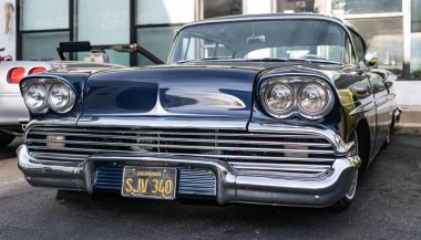 Park Ridge, Illinois, ABD - 22 Ağustos 2024: Chevrolet Delray 'in siyah arabası. Chevy Chevrolet Delray. Otomobil fuarında park etmiş siyah bir araba. Chevrolet Delray eski araba.