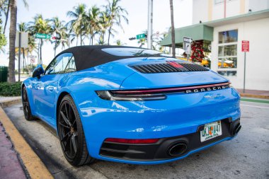Miami, Florida, ABD - 06 Aralık 2024 Porsche 911 Carrera üstü açık spor yara izi. Üstü açık Porsche Carrera. Porsche Carrera 'nın arabası dışarıda park edilmiş. Porsche Carrera spor arabası, arka plan..