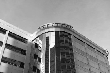 Modern binalarda geometrik şekiller. Geometrik yapı mimarisi. Geometrik yapısal bina. Modern şehirde geometrik mimari. Mimari yapı. Ofis binası.