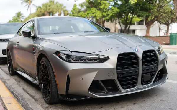 Miami, Florida, ABD - 07 Aralık 2024: BMW M4 Yarışması 2022 spor arabası coupe. BMW M4 yarışmasının lüks arabası. BMW M4 gümüş rengi araba dışarıda park edilmiş. BMW M4 Yarışması, köşe görünümü.