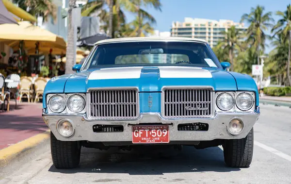 Miami, Florida, ABD - 06 Aralık 2024: Oldsmobile Cutlass Supreme 442 retro car. Oldsmobile Cutlass Supreme 'in eski arabası. Araba Oldsmobile Cutlass dışarı park etmiş. Oldsmobile Cutlass, ön manzara.