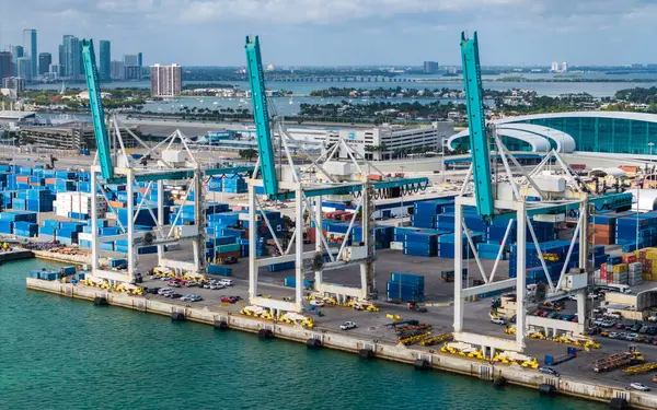 Miami, Florida - 12 Şubat 2025: nakliye konteynırı, deniz. Kargo konteynırlı Miami hava limanı. Deniz taşımacılığı. Miami Limanı. Miami 'deki kargo konteynırı, anten. İçeriye ve dışarıya aktar.