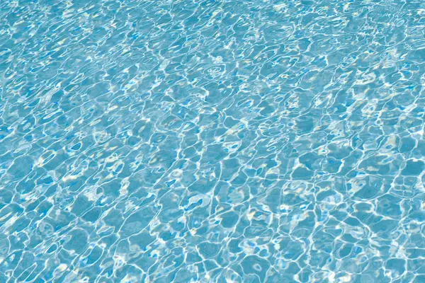 Deniz sahili. Okyanus kıyısında yaz tatili. Mavi okyanus dalgalı su dokusu yansıması. Yaz havuzunda dalgalı su. Deniz yüzeyi arka planı. Tatil beldesi su altyapısı. Tatil yeri.