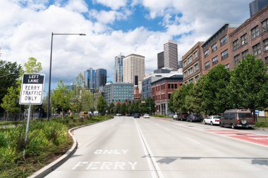 Seattle, Washington, ABD, 26 Temmuz 2024: Seattle şehir yolu. Seyahat güzergahı. Şehir manzaralı bir şehir manzarası. Caddenin ortasında. Seattle 'ın varış noktası. Şehir manzarası.